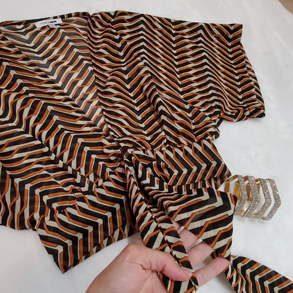 Host Pick!! Crop Top Tie Front - Picture 4 of 5